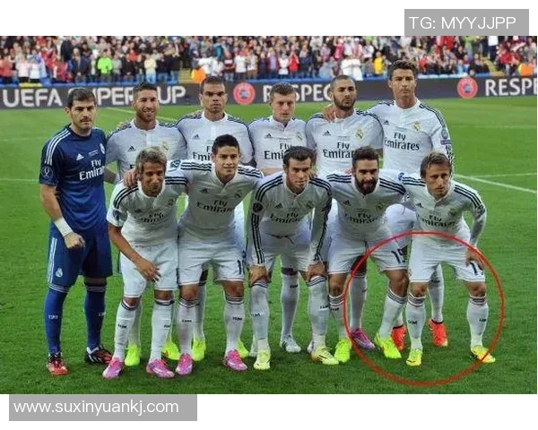 岁月留痕绿茵记忆怀旧球星合影定格经典瞬间