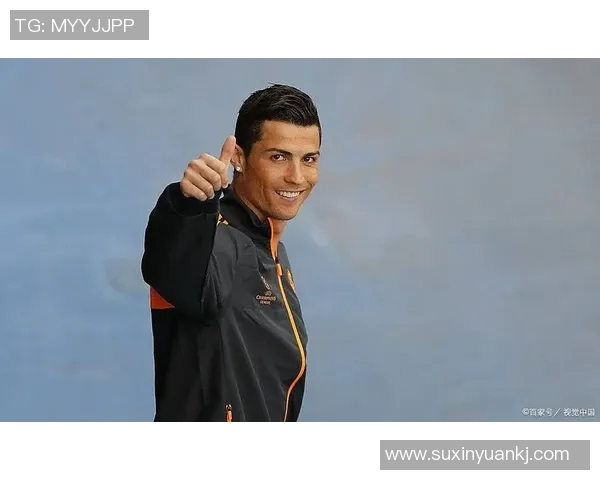 C罗时尚穿搭解析：从球场到街头的完美变身与风格演绎