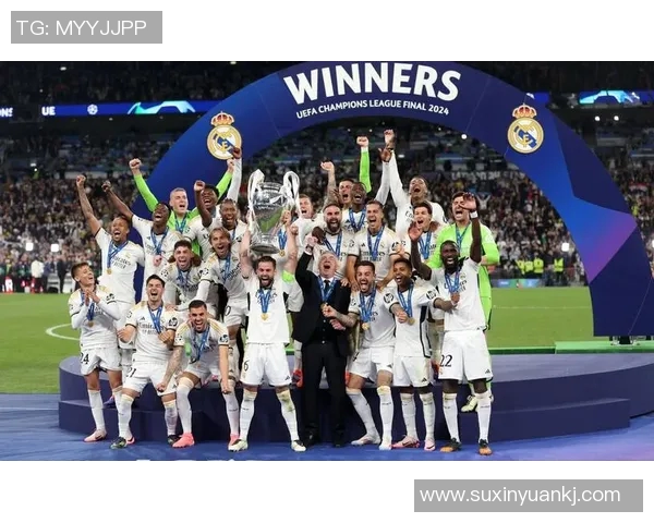 历代足球巨星排名回顾：前十名球员的巅峰成就与传奇故事